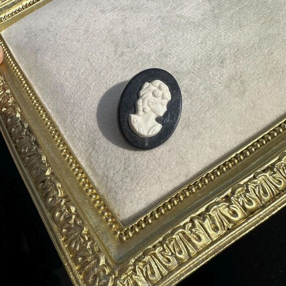 Cameo Brooch Black and White Cameo - Picture 3 of 6